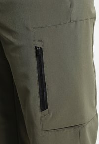 Olijfgroene broek met een zijzak met rits, een gladde stofstructuur en een recht model. Geen zichtbare patronen of accenten.