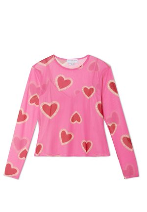 Maglia lunga a maniche lunghe rosa trasparente con motivi a cuore rossi e beige sparsi su tutto il tessuto, caratterizzata da scollo rotondo e silhouette aderente.