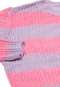 Sweter dzianinowy w pionowe paski w odcieniach różu i lawendy. Posiada prążkowaną teksturę i krótkie rękawy. Lekki, o luźnym kroju.
