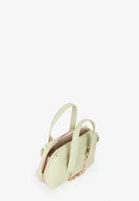 Borsa in ecopelle verde con doppio manico superiore, chiusura con zip e accenti in catena dorata. Presenta una forma strutturata e un interno foderato.
