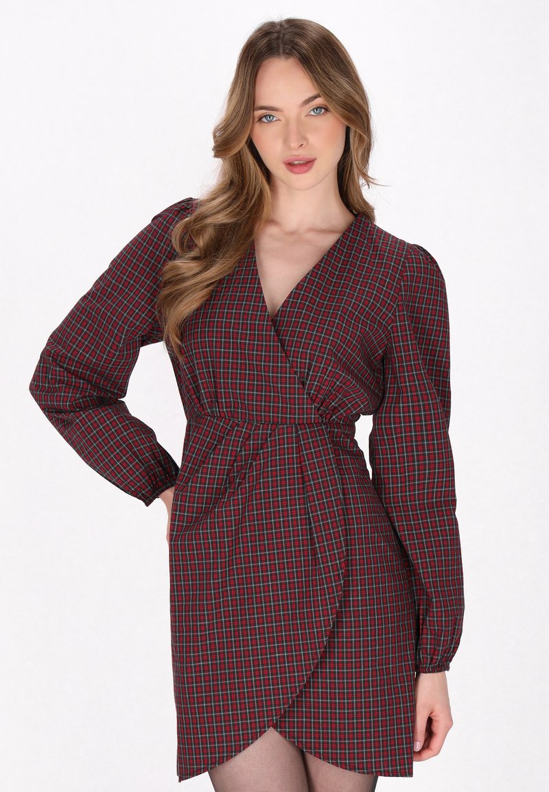 Robe portefeuille à carreaux rouges et verts avec de longues manches bouffantes, décolleté en V et ourlet asymétrique, fabriquée à partir d'un tissu lisse.