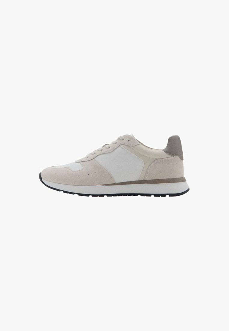 Lysebeige og hvid sneakers med ruskinds- og stofpaneler, snørelukning og en hvid sål med sort mønster synligt fra siden.