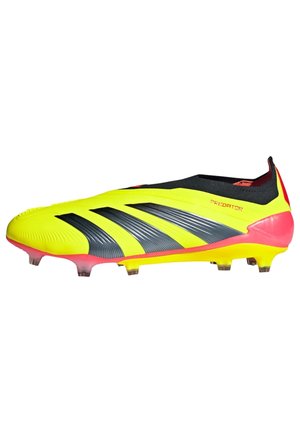 Crampons de football jaune vif avec des rayures noires et grises, une surface texturée et un accent rouge sur le talon ; conçus pour le sol ferme.