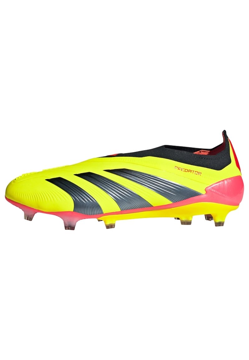 Crampons de football jaune vif avec des rayures noires et grises, une surface texturée et un accent rouge sur le talon ; conçus pour le sol ferme.