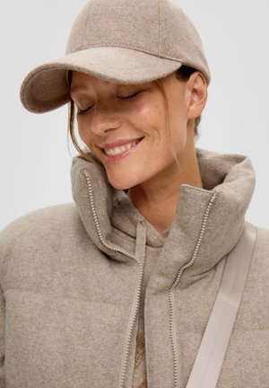 s.Oliver, MIT LOGO - Cap - sandfarben