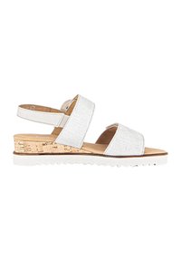 Witte stoffen sandalen met twee brede banden, kurken wigzool en witte rubberen zool met een zigzagpatroon. Inclusief verstelbare achterband.