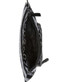 Borsa a tracolla con motivo in bianco e nero, realizzata in tessuto texturizzato, dotata di chiusura con zip e una singola tracolla, interno foderato in nero.