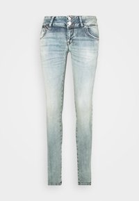 Jean skinny bleu délavé avec une taille à deux boutons, des poches avant et une texture lisse. Transition de couleur progressive du foncé au clair.