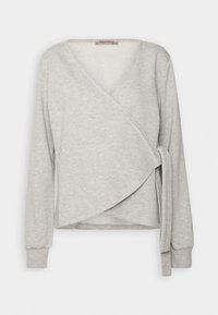 Top gris con envoltura hecho de tela suave, que presenta un escote en v, mangas largas y un lazo lateral. Textura suave con un diseño minimalista.