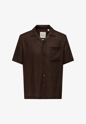 Camicia marrone a maniche corte con bottoni, collo a campagna e una tasca sul petto, realizzata in tessuto strutturato.