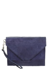 Námořnická semišová obálková spojka s texturovaným víkem, koženými akcenty, zápěstním popruhem a hladkým okrajem ve spodní části.