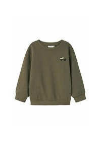 Sudadera de color verde oliva con cuello redondo y mangas largas. Presenta un diseño de tractor amarillo bordado en el pecho. Puños y dobladillo acanalados.