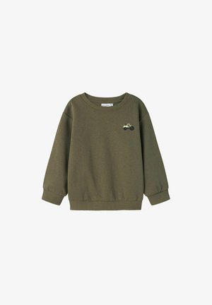 Sudadera de color verde oliva con cuello redondo y mangas largas. Presenta un diseño de tractor amarillo bordado en el pecho. Puños y dobladillo acanalados.