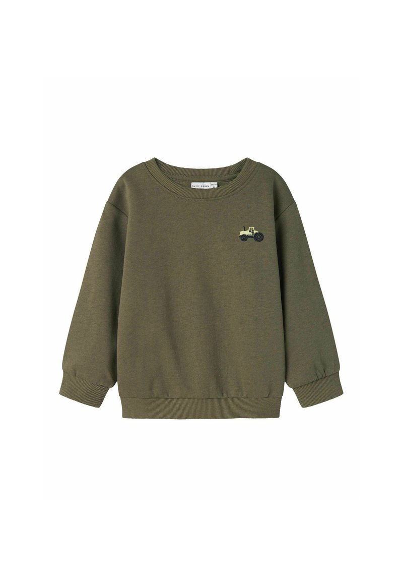Sudadera de color verde oliva con cuello redondo y mangas largas. Presenta un diseño de tractor amarillo bordado en el pecho. Puños y dobladillo acanalados.