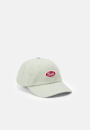 Hellgrün-weiß gestreifte Baseballkappe mit einem roten ovalen Aufnäher mit dem Wort „Brixtn" auf der Vorderseite.