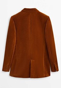 Veste en velours côtelé marron avec un revers cranté, une fente unique à l'arrière, des manches longues et cinq boutons décoratifs aux poignets. Surface texturée.