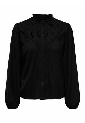 Blusa nera a maniche lunghe con bottoni frontali, polsini arricciati, colletto volants e dettagli in pizzo floreale sulla parte superiore del petto e sulle spalle.