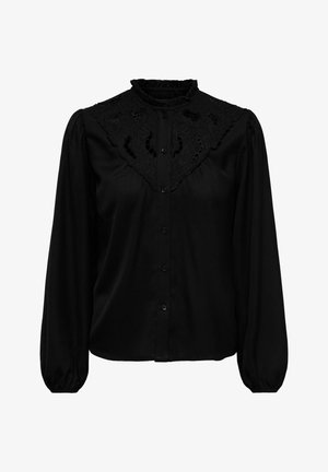 Črna bluza z dolgimi rokavi in gumbi spredaj, z nabranimi manšetami, naborkanim ovratnikom in cvetličnim čipkastim okrasjem na zgornjem delu prsnega koša in ramenih.