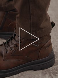 Brązowe skórzane botki za kostkę z sznurowadłami, teksturowanymi zamszowymi wstawkami, gumową podeszwą i metalowymi oczkami; cechy obejmują wyściełany kołnierz i boczne logo.