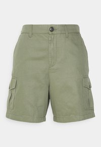 Pantaloni cargo verde oliva realizzati in tessuto misto cotone, caratterizzati da due tasche laterali, chiusura con bottone e una vestibilità rilassata con orli cuciti.