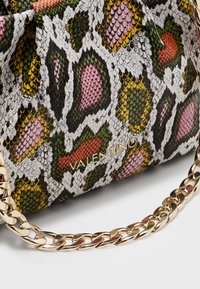 Vícebarevná kabelka z hadí kůže, která obsahuje různé druhy šupin v růžové, zelené a žluté barvě, s řetízkovým páskem v zlaté barvě a logem.