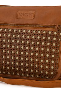 Sac en cuir marron avec une texture tissée, des accents circulaires clairs et une fermeture éclair, accompagné d'un patch en cuir de marque.