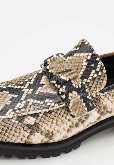 Elleme CHOUCHOU SQUARE LOAFER - Παπούτσια χωρίς κορδόνια - sand