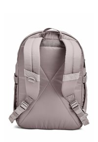 Mochila gris acolchada con correas de hombro ajustables, asa en la parte superior y costuras reforzadas en el panel trasero para mayor durabilidad y comodidad.