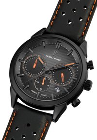 Černé chronografické hodinky s texturovaným černým ciferníkem, oranžovými detaily a černým koženým páskem s perforacemi a oranžovým prošíváním.