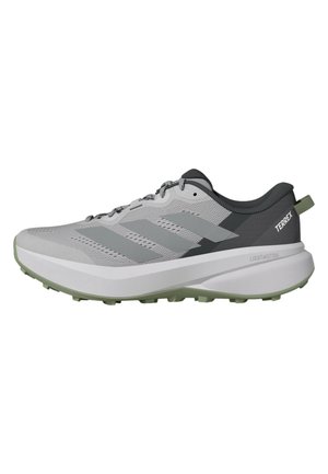 Szaro-czarny but do biegania w terenie Adidas Terrex z zieloną podeszwą, siateczkową cholewką i zapięciem na sznurowadła.