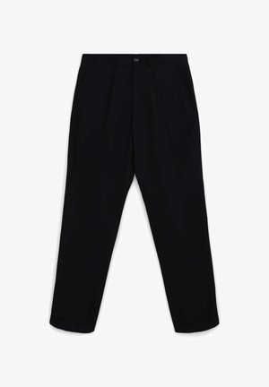 Schwarze Hose mit taillierter Passform, zwei Vorderfalten und Umschlägen am Saum. Hergestellt aus einem glatten Stoff mit seitlichen Taschen und einem Knopfverschluss.