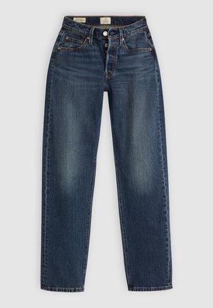 Jean en denim bleu avec une coupe droite, areas décolorées, poches avant et fermeture à boutons à la taille. Pas de motifs ni d'accents visibles.