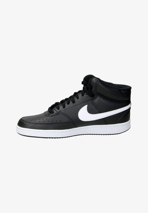 Zapatilla alta negra de cuero con un swoosh blanco de Nike, cordones negros, puntera perforada y suela blanca.