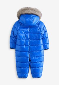 Tuta da neve blu imbottito con cappuccio foderato in pelliccia sintetica, maniche corte e zip a lunghezza completa. Presenta sezioni trapuntate per l'isolamento.