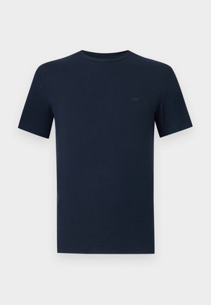 Tmavomodré rebrované tričko s krátkym rukávom a okrúhlym výstrihom, s nenápadným vyšitým logom na ľavej strane hrude.