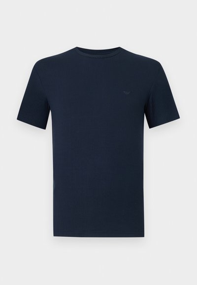 Μπλε σκούρο ριμπ κοντομάνικο t-shirt με στρογγυλή λαιμόκοψη και διακριτικό κεντημένο λογότυπο στο αριστερό στήθος.