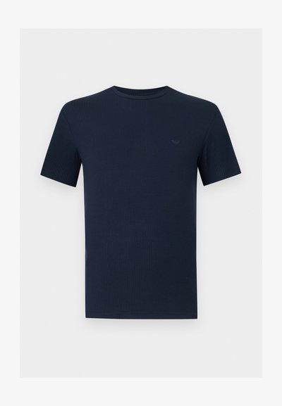 Μπλε σκούρο ριμπ κοντομάνικο t-shirt με στρογγυλή λαιμόκοψη και διακριτικό κεντημένο λογότυπο στο αριστερό στήθος.