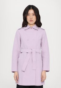 Hele lille lavendel tooniga trench coat kahekordse nööpimisega, ühtlane vöökohaga, suur krae ja pikad varrukad. Sile tekstuur nööpidega.