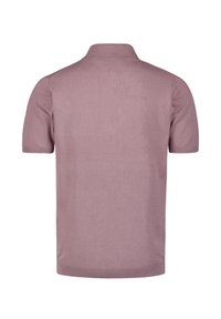Korte mouwen polo shirt in zacht lavendelstof; platgebreide kraag, een strakke uitstraling, met ribben aan de mouwen en een rechte zoom, zonder zichtbare logo's of patronen.
