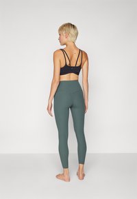 Nike Performance ZENVY - Tajice - vintage green/black