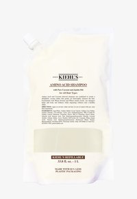 Kiehl's amino acid sjampo, etterfyllingspose, kremfarge, har svart tekst, skrå tut, og etikett med ingredienser og bruksanvisning.