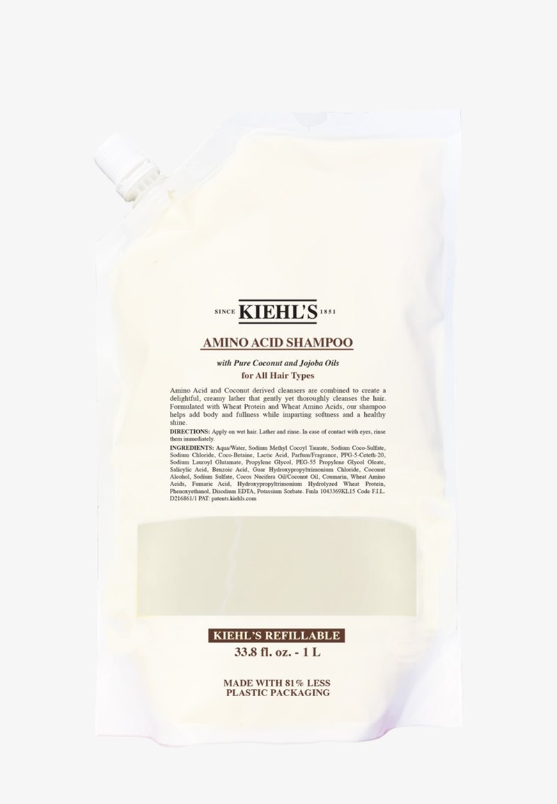 Kiehl's amino acid sjampo, etterfyllingspose, kremfarge, har svart tekst, skrå tut, og etikett med ingredienser og bruksanvisning.