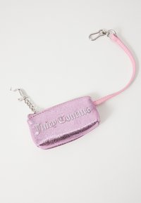 Rózsaszín fémes clutch táska ezüst hardware-rel, a "Juicy Couture" logóval. Tartalmaz egy rózsaszín pántot a rögzítéshez. Simarost.