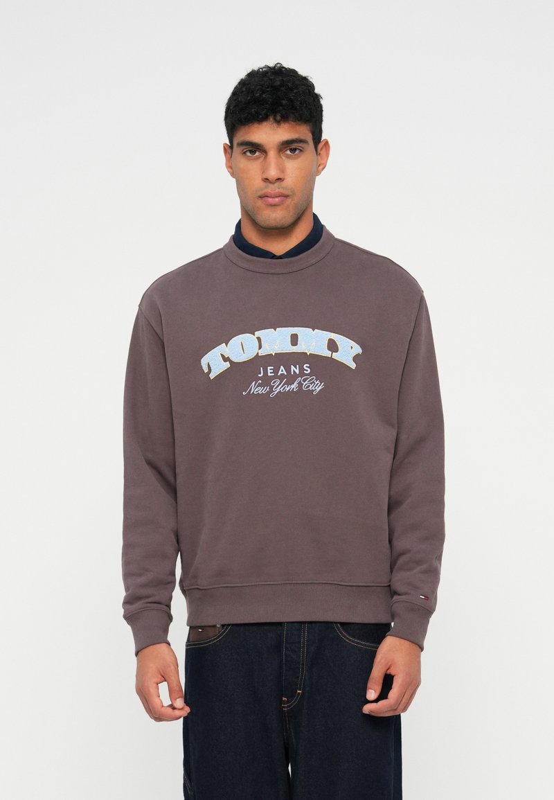 Tommy Jeans FONT PLAY - Mikina - black walnut