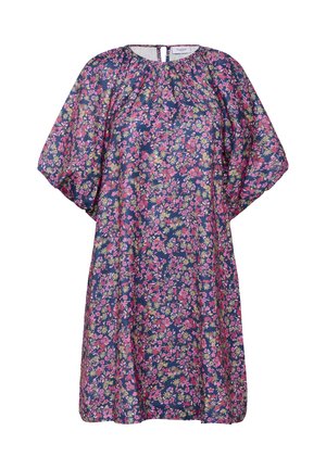 Marineblauwe bloemenjurk met roze en gele bloemen, met een ruime pasvorm, geplooide halslijn en een knoopsluiting op de rug.