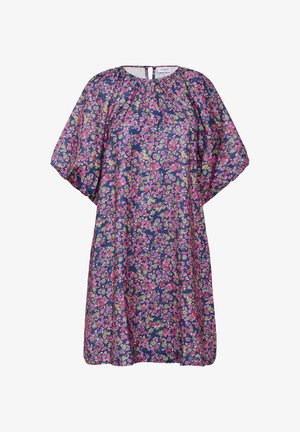 Tumesinine lilleline kleit roosade ja kollaste lilledega, mis on vabalt lõikeline, kogutud kaelusega ja tagumise nupuga kinnitusega.