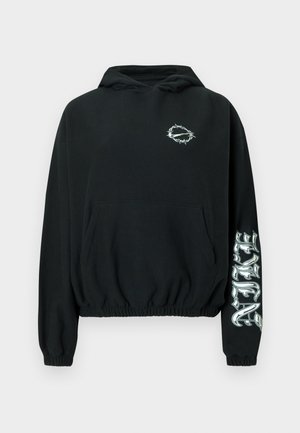 Hoodie noir court avec motif de fil barbelé sur la poitrine et texte stylisé sur la manche droite, poignets élastiques et poche avant.