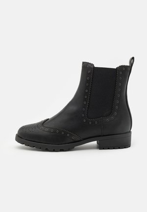 Bottines en cuir noir à chevilles avec panneaux élastiques sur les côtés, détails perforés, bords dentelés et semelle robuste. Convient pour un usage décontracté.