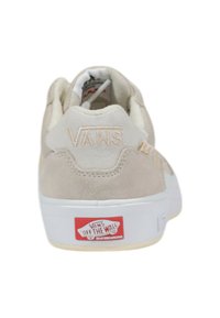 Sneakers Vans in suede beige con suola in gomma bianca, dotati di logo in rilievo sul tallone e etichetta rossa e bianca con la scritta "OFF THE WALL."