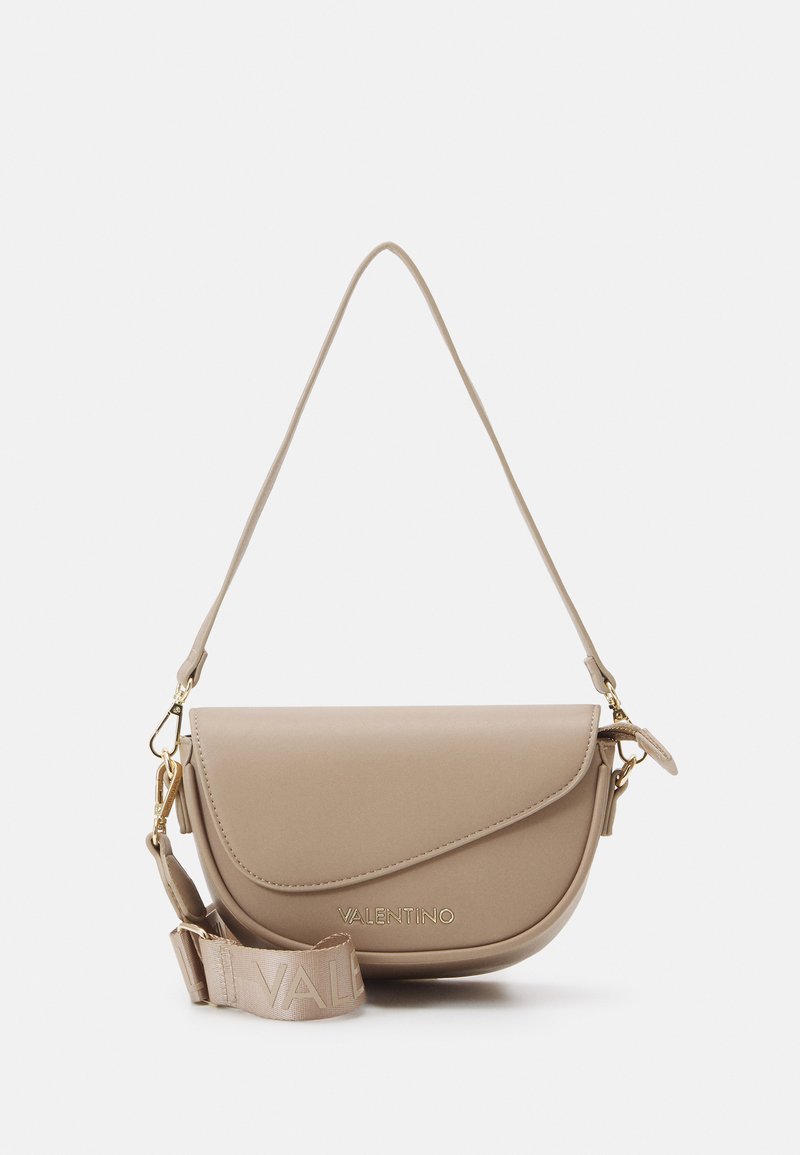 Borsa a tracolla beige con flap curvo, hardware dorato e una tracolla regolabile texturizzata con il nome del marchio. Finitura in materiale liscio.